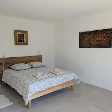 Maison Dans Une Oliveraie *